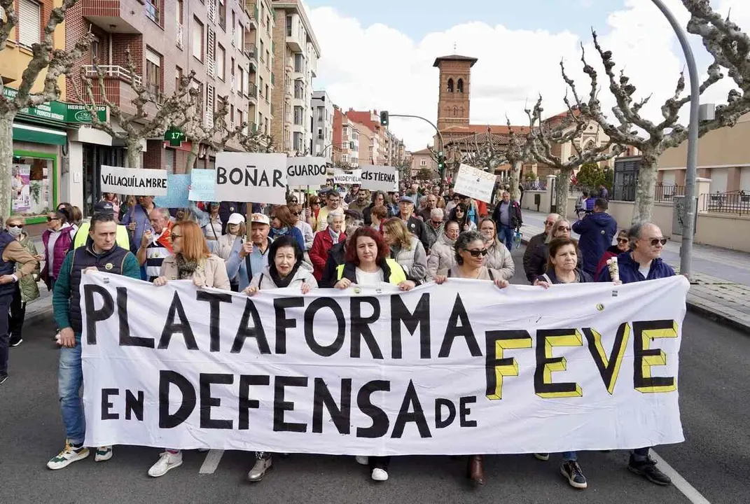 La Plataforma en Defensa de Feve en León convoca una manifestación con salida de la iglesia de Las Ventas para concluir con una cacerolada ante la Subdelegación del Gobierno. Foto: Campillo.
