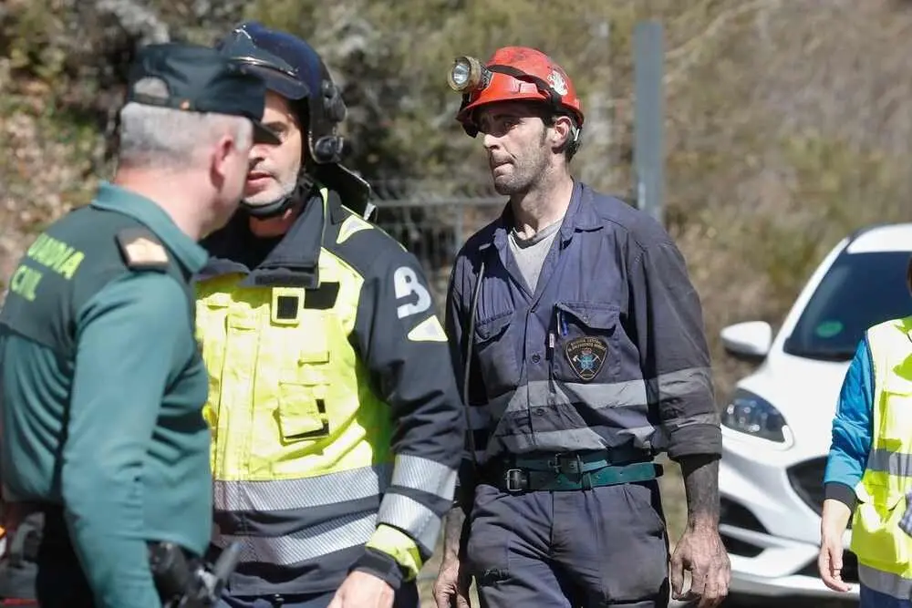 Efectivos de emergencias durante las labores de búsqueda de las víctimas del accidente. Foto: Carlos Castro