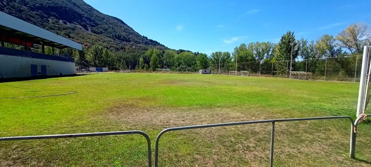 Imagen del campo de fútbol Flores del Sil.