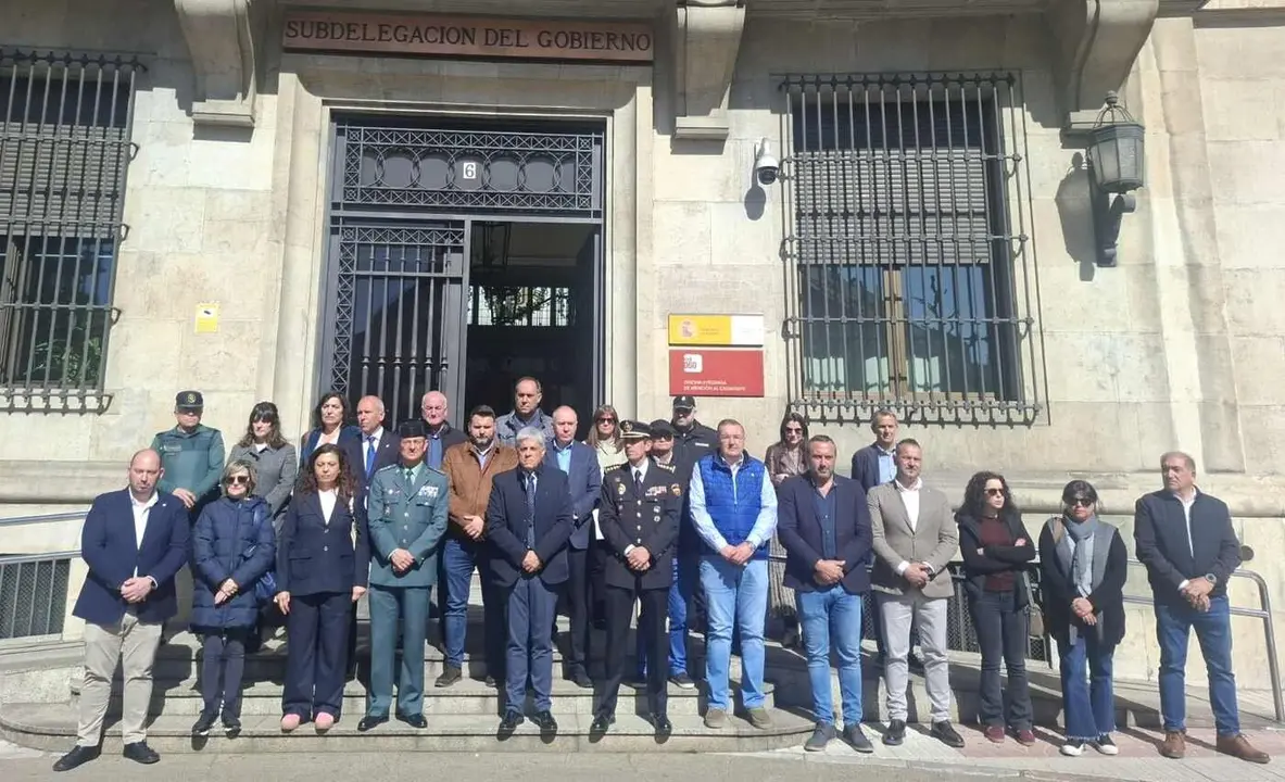 Un instante de la concentración realizada ante la Subdelegación del Gobierno.