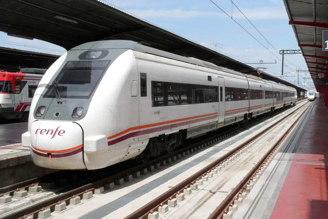 Imagen de un tren de cercanías, cuyos abonos ya se pueden adquirir.
