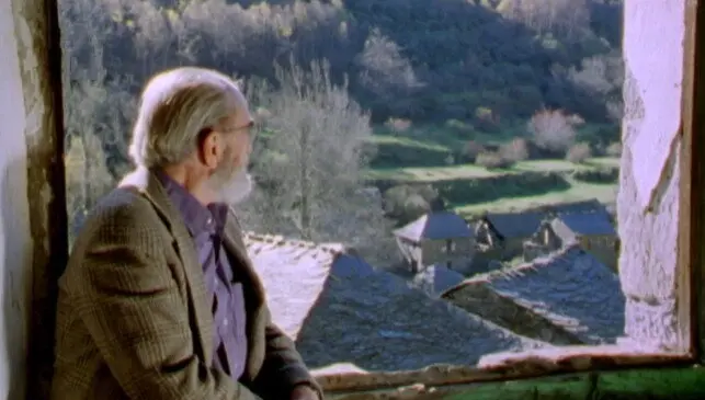 Angel Gonzalez, en la ventana de la escuela de Primout.