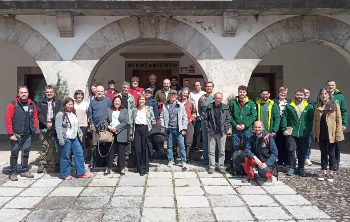 Foto de familia de los participantes en el encuentro.