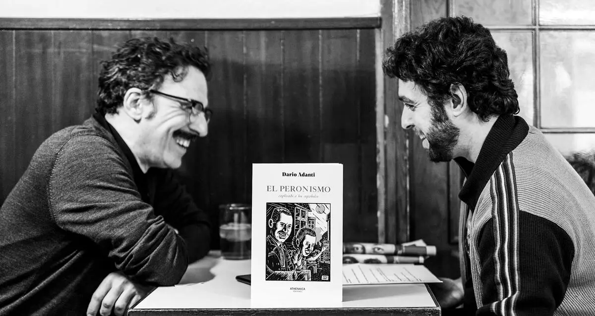 Darío Adanti (i) junto a la portada de su libro 'El peronismo explicado a los españoles'.
