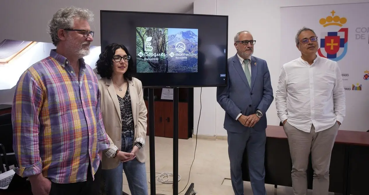 El presidente del Consejo Comarcal del Bierzo, Olegario Ramón (2D), junto a la consejera comarcal de Formación y Empleo, Laura Fernández, el presidente de la Asociación Bierzo Vivo, Nicolás de la Carrera (I), y el catedrático de la ULE Alfonso Fernández Manso (D), durante la presentación de las guías interactivas sobre bosques y montañas del Bierzo.