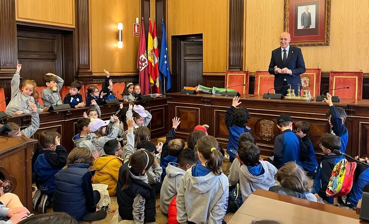 El alcalde de León, junto con los alumnos de Maristas, en el salón de Plenos del Ayuntamiento de León.