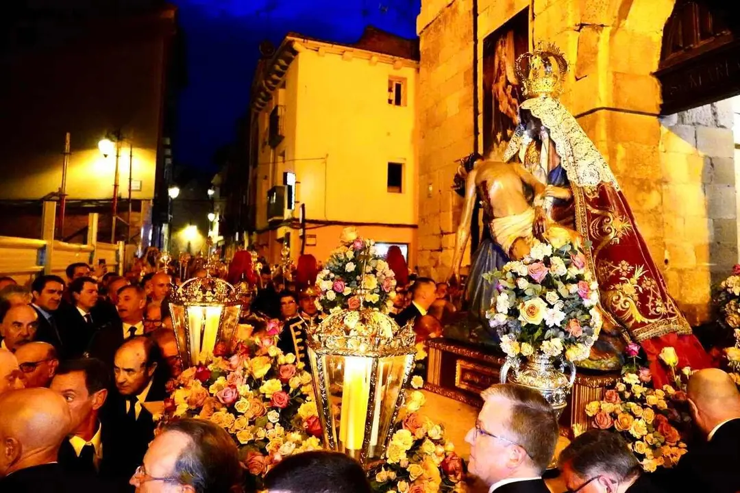 Procesión de 'La Dolorosa' en León,  a la que acuden miles de leoneses en el estreno de la Semana Santa.