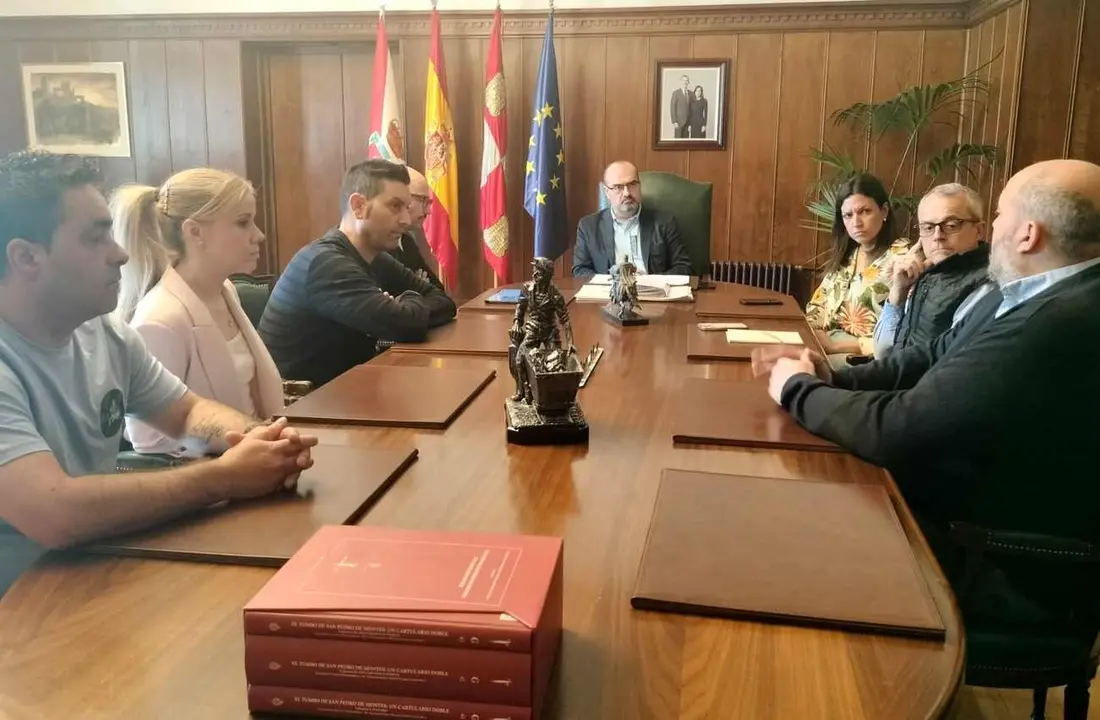 El alcalde de Ponferrada, Marco Morala, acompañado por los concejales Lidia Coca, Luis Antonio Moreno y Carlos Cortina, mantuvo un encuentro con representantes de la nueva Plataforma del Barrio de la Rosaleda.