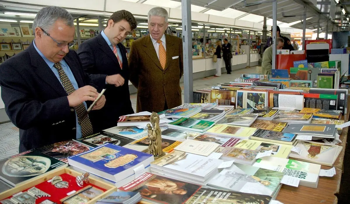 Manuel Rodríguez, mientras ejercía como concejal de Cultura, en una visita a la Feria del Libro en Ponferrada. Foto: César Sánchez.