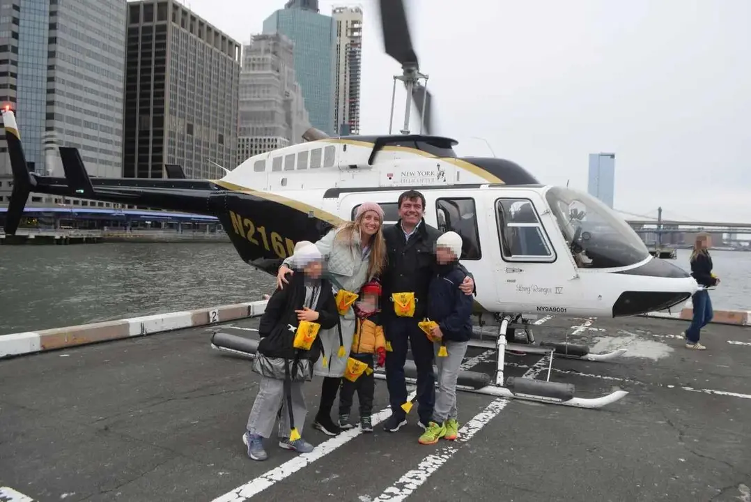 Imagen de la familia momentos antes de tomar su helicóptero.