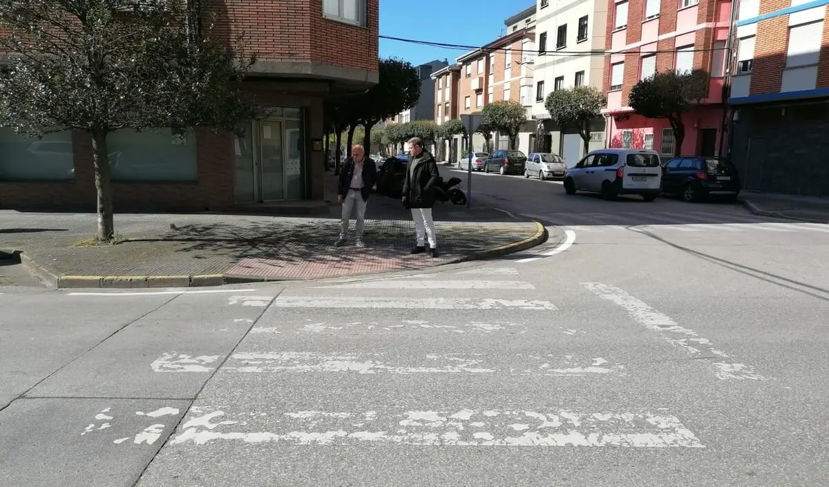 La concejalía de infraestructuras informa sobre una próxima actuación en los pasos de cebra de la avenida La Cemba, que requieren de renovación, pintado y repintado.