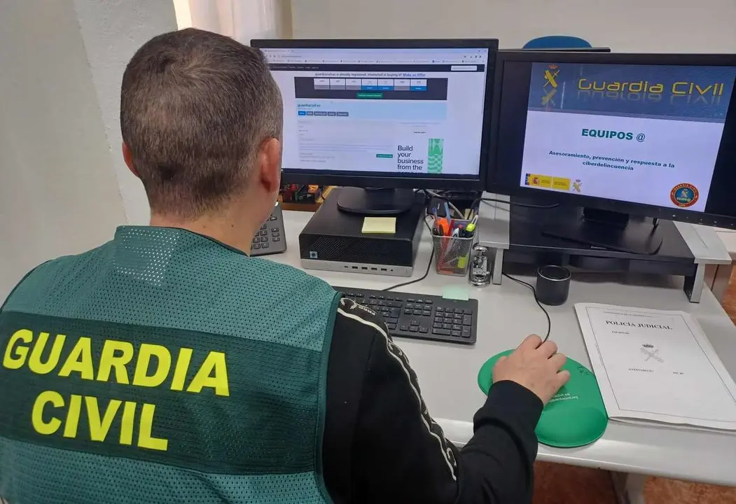 Efectivos de la Guardia Civil, durante la investigación.