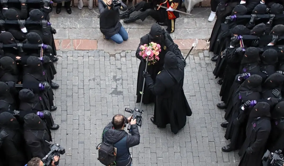 Procesión de los Pasos en León, que incluye el acto del Encuentro en la Plaza Mayor. En la imagen, momento de la entrega de un ramo de flores del seise del paso del San Juan al seise del paso de La Dolorosa. Foto: Peio García.