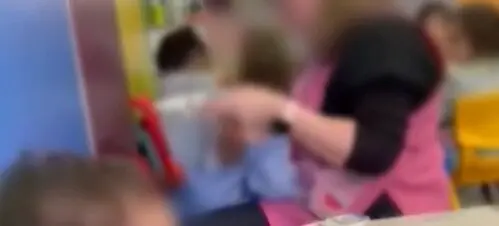 Instante del vídeo en el que una educadora infantil presuntamente agrede a uno de los bebés del centro en el que trabajaba.