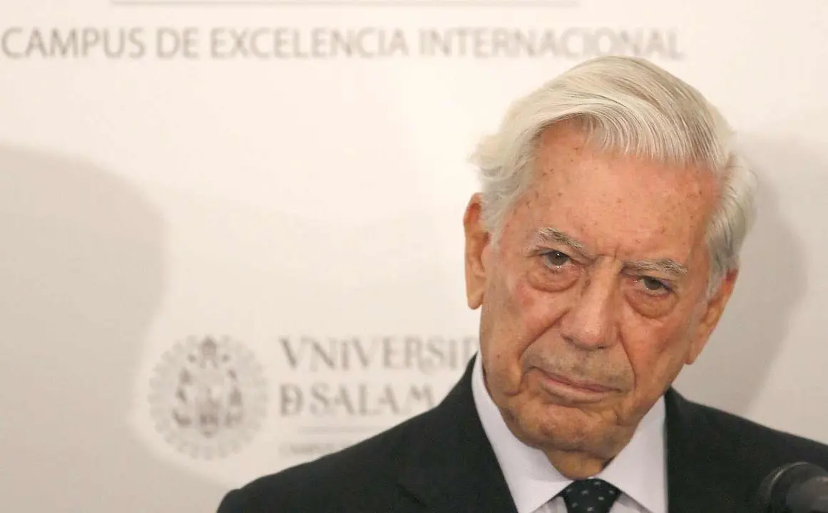 Mario Vargas Llosa en la rueda de prensa anterior a su investidura como Honoris causa por la universidad de Salamanca.
