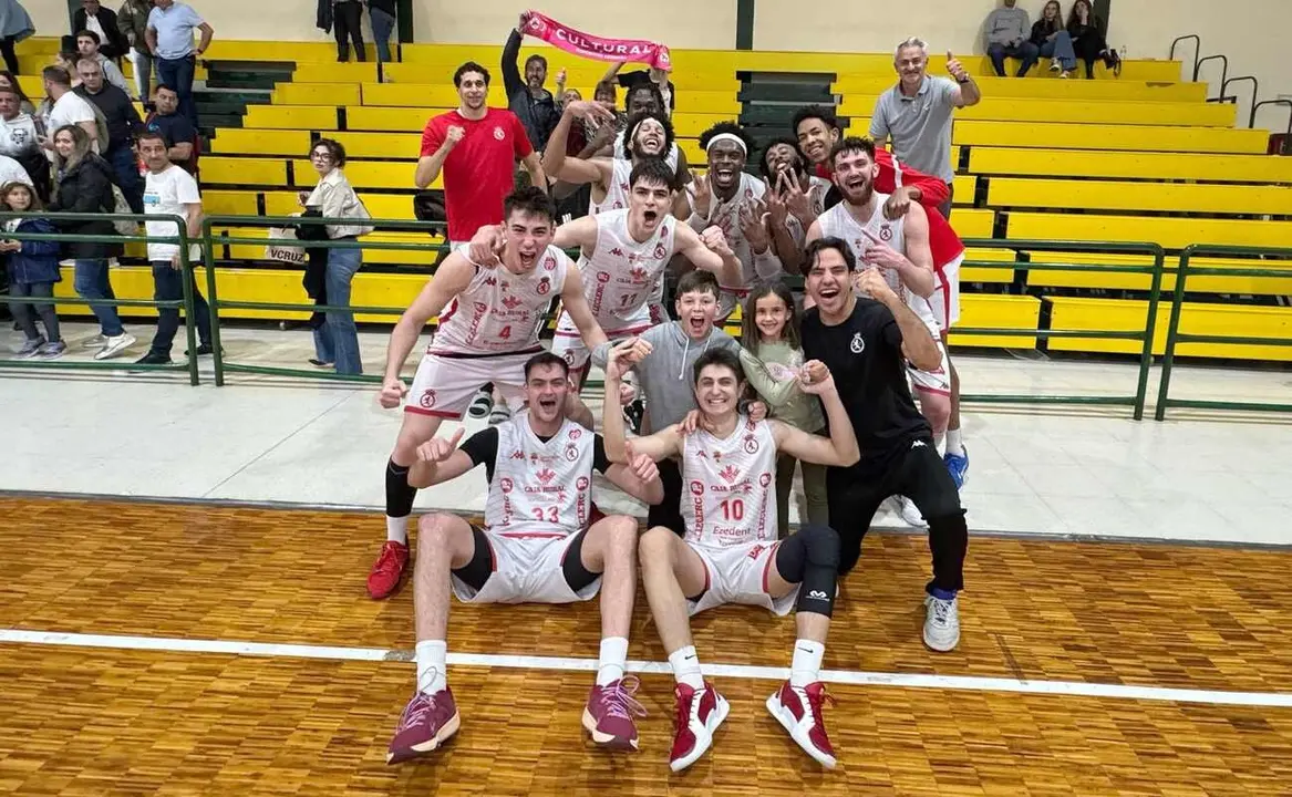 La plantilla de la Cultural de Baloncesto celebra la victoria ante el Archena.