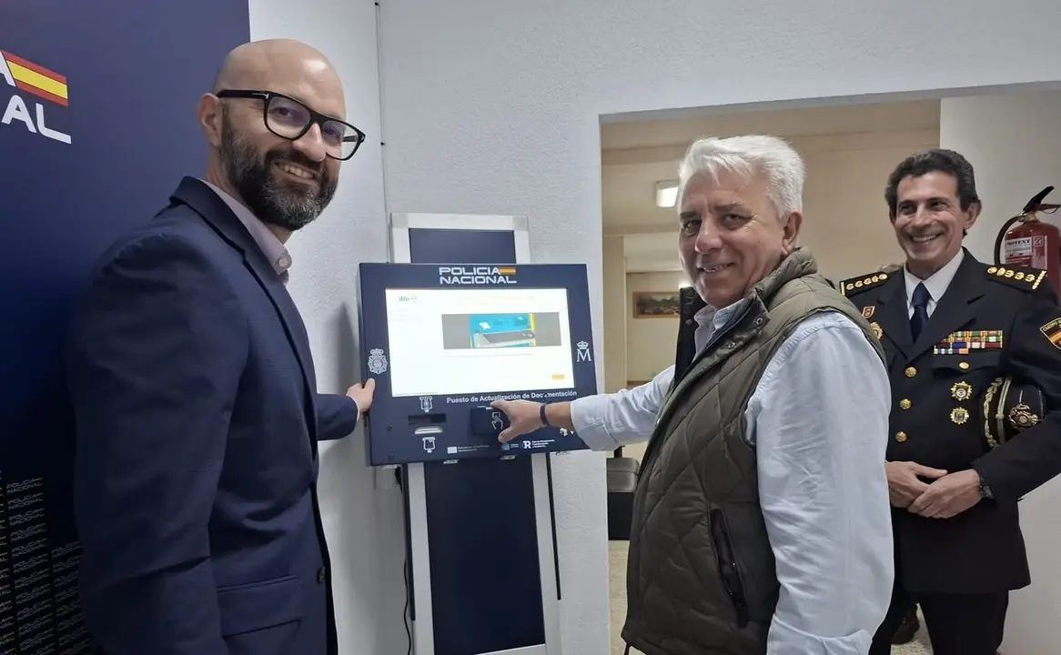 El subdelegado del Gobierno en León, Héctor Alaiz Moretón, y el comisario jefe provincial de Policía Nacional, Miguel Ángel de Diego, inauguraron este lunes un nuevo Punto de Actualización de Documentación en Riaño.