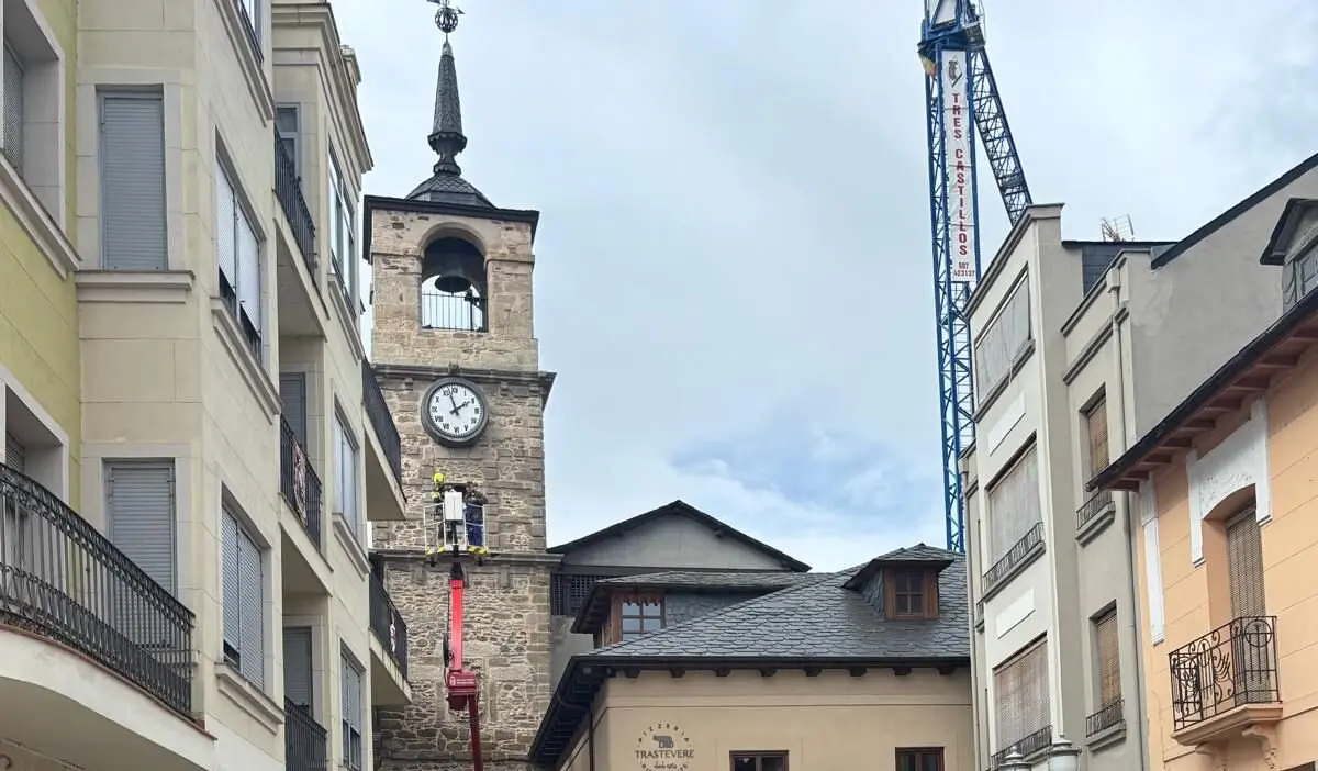 Ponferrada pone en marcha la esfera de la Torre del Reloj que mira hacia la plaza del Ayuntamiento.
