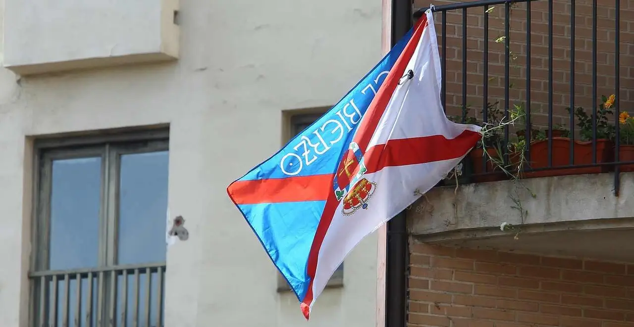 Una bandera del Bierzo ondea al rev&eacute;s en una terraza de Ponferrada.