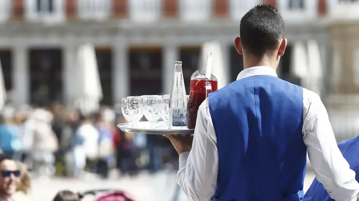 El empleo sigue una relación directa con el sector servicios.