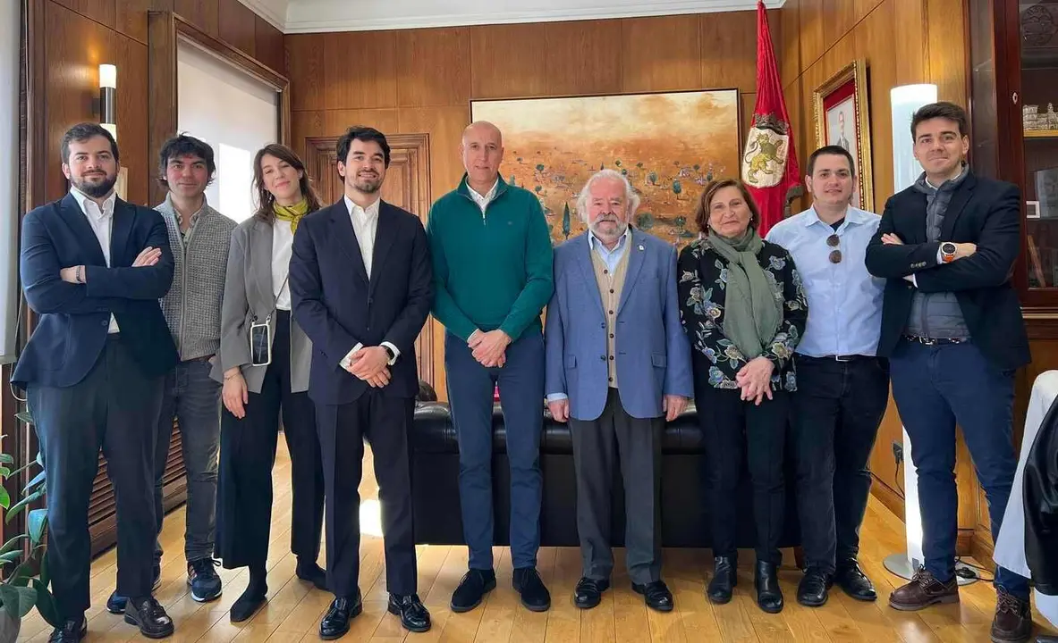 El alcalde de León, José Antonio Diez, junto a la directiva de la Casa de León en Madrid.