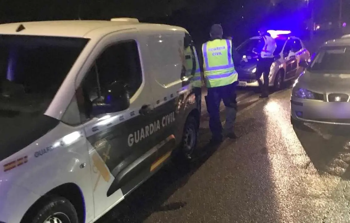 Efectivos de la Guardia Civil durante los controles preventivos realizados en la zona de El Bierzo.