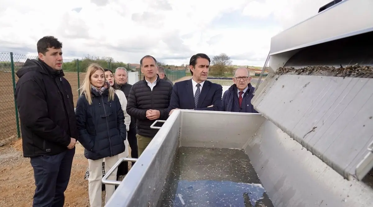 El consejero de Medio Ambiente, Vivienda y Ordenación del Territorio, Juan Carlos Suárez-Quiñones, durante una visita a una instalación depuradora.