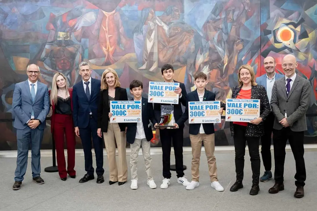 Los ganadores del proyecto, tras recibir su premio.