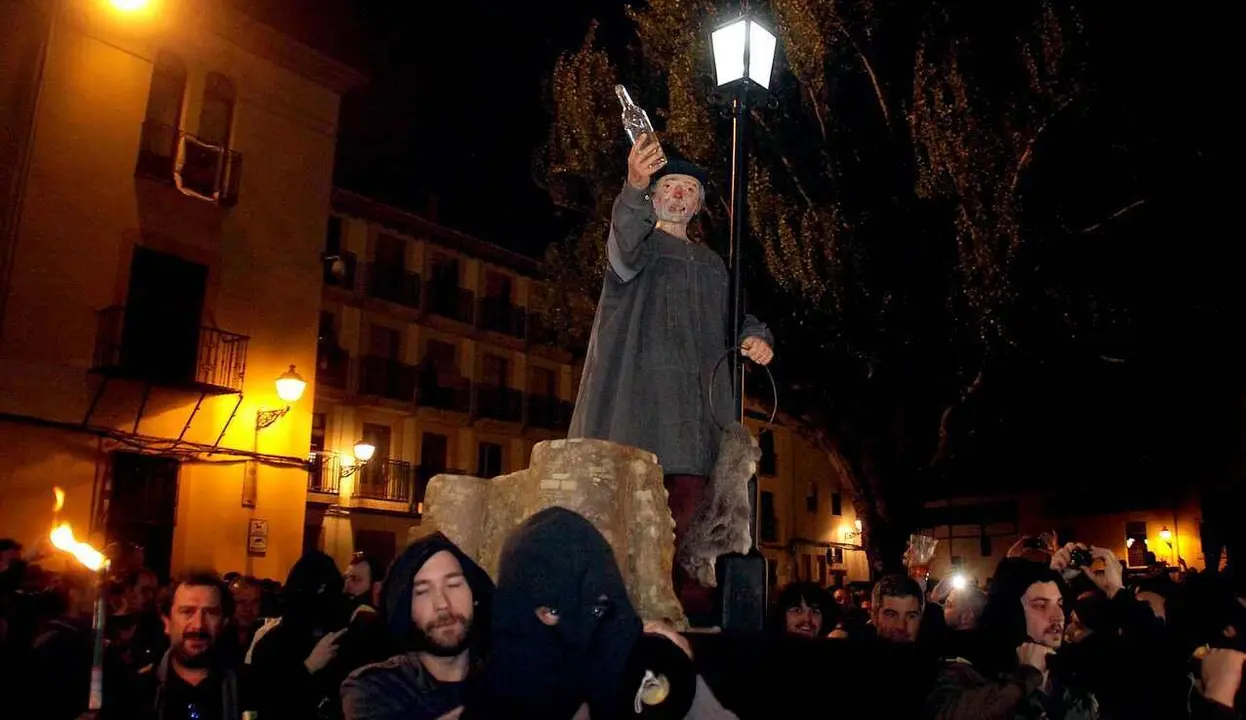 Miles de personas acompañan a Genarín en su procesión bufa por la capital leonesa.