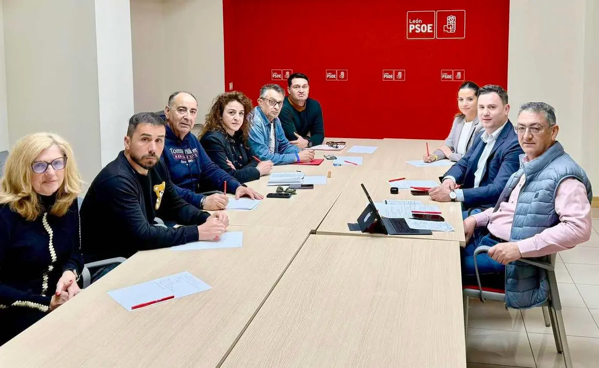 Imagen del encuentro mantenido entre representantes del PSOE y de los sindicatos impulsores del 16F en León.
