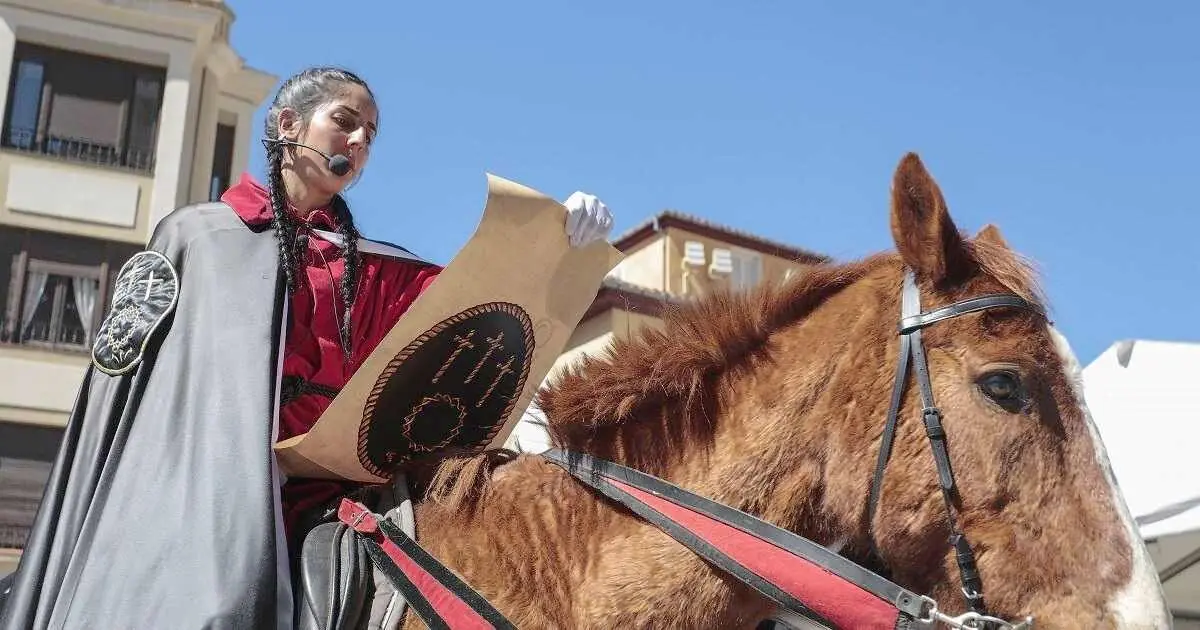 Imagen del preg&oacute;n a Caballo en Le&oacute;n capital, acto matinal del Jueves Santo.
