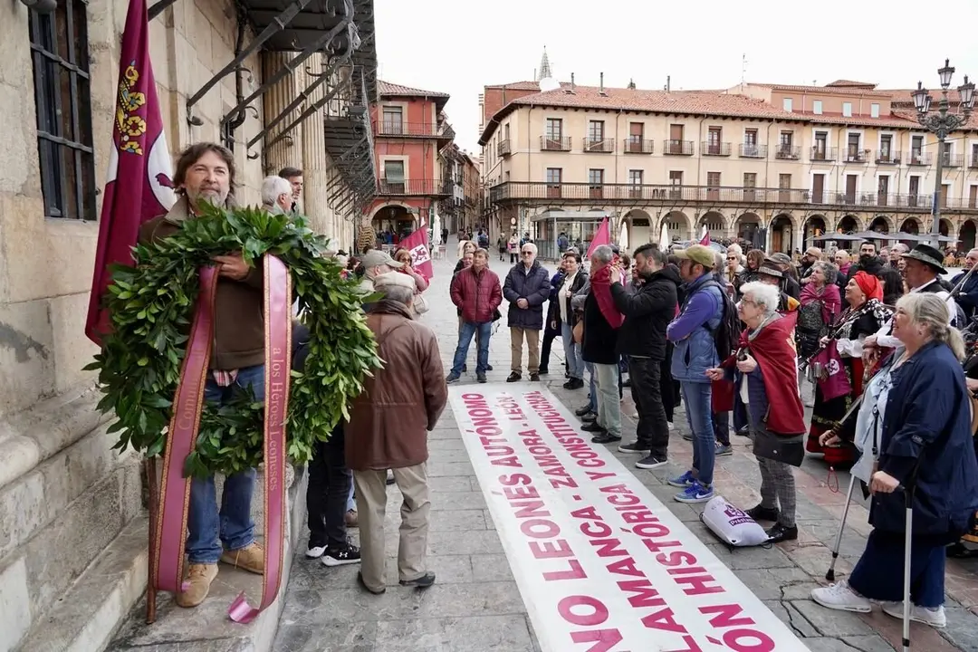 Concentración y posterior marcha en la capital leonesa con motivo de la celebración del 24 de abril Día de los Héroes Leoneses. Foto: Campillo.