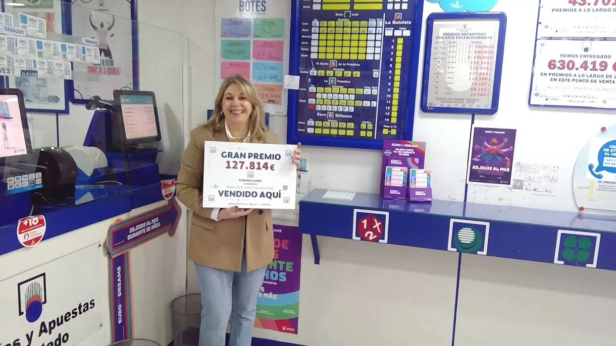 Un acertante de tercera categoría valida su boleto en la calle El Reloj.