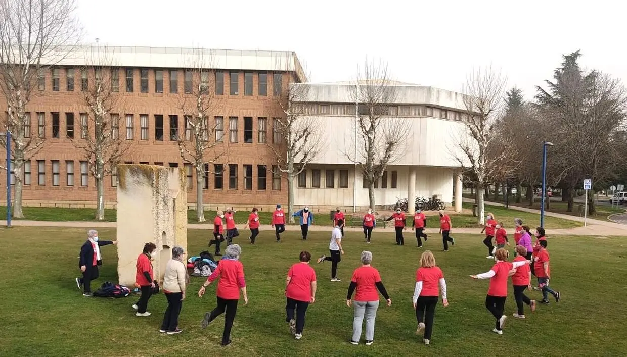 Participantes en una de las actividades del Programa de Acercamiento Intergeneracional de la Universidad de León.