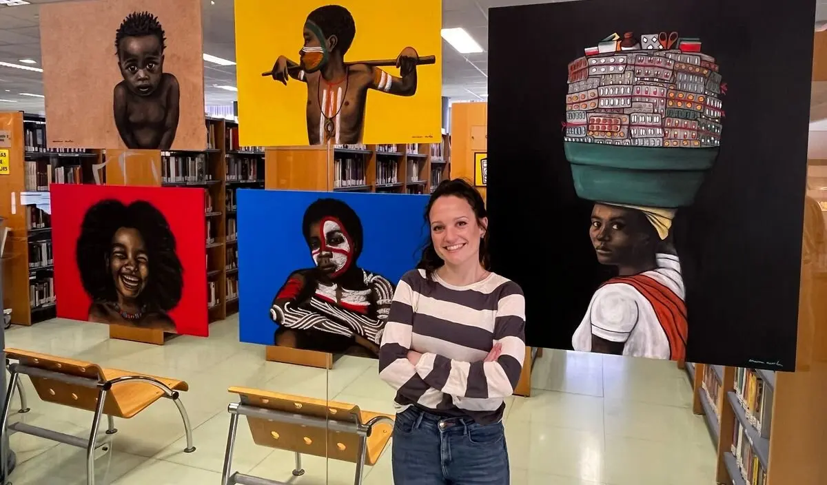 Marina Morla junto a parte de sus obras expuestas en la Biblioteca Pública de León.