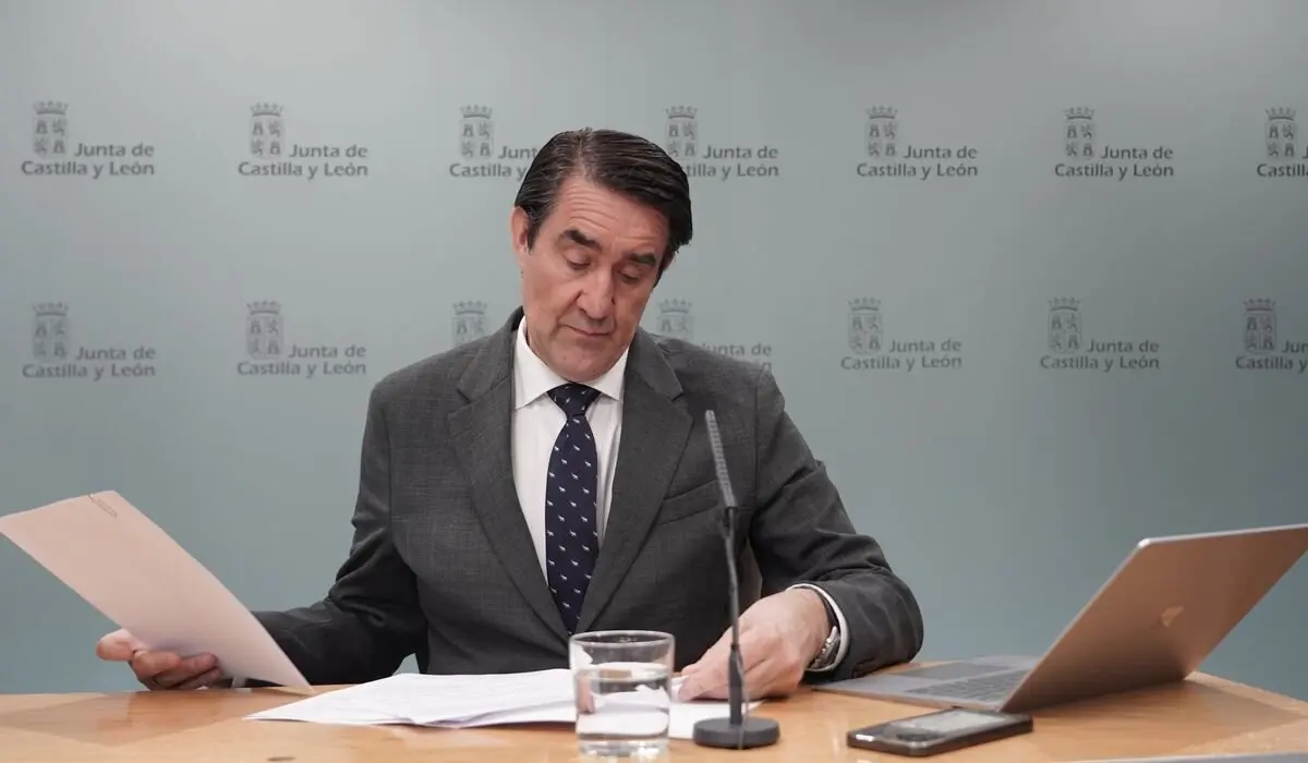 El consejero de Medio Ambiente, Vivienda y Ordenación del Territorio, Juan Carlos Suárez-Quiñones, comparece en rueda de prensa posterior al Consejo de Gobierno. Foto: Rubén Cacho.