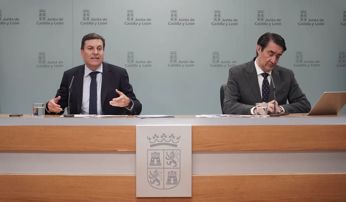 El portavoz de la Junta y consejero de Economía y Hacienda, Carlos Fernández Carriedo, y el titular de Medio Ambiente, Vivienda y Ordenación del Territorio, Juan Carlos Suárez-Quiñones, comparecen en rueda de prensa posterior al Consejo de Gobierno. Foto: Rubén Cacho.
