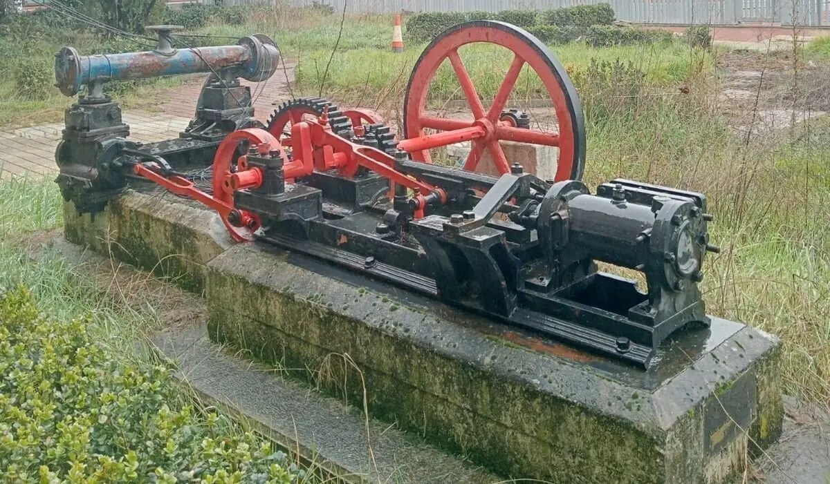 Adif restaura y reubica una bomba de vapor de agua de 1865 en la ampliación de la estación de León".