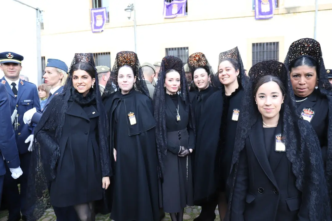 Un grupo de manolas este Miércoles Santo, momentos antes de procesionar. Foto: Isaac Llamazares