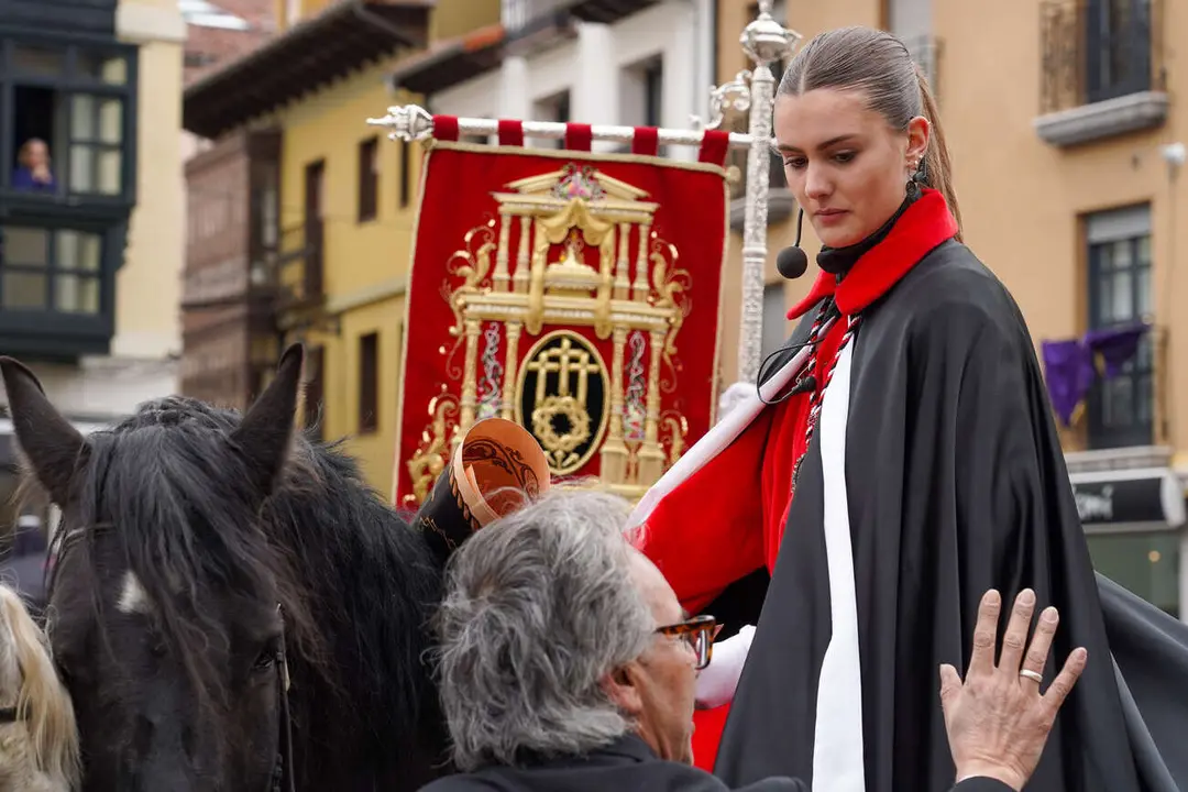Lectura del pregón a caballo de la Cofradía de las Siete Palabras de Jesús en la Cruz. Foto: Campillo.
