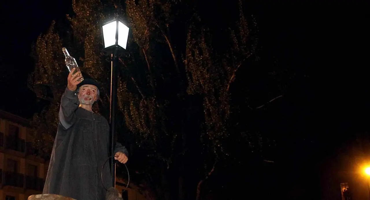 Miles de personas acompañan a Genarín en su procesión bufa por la capital leonesa.