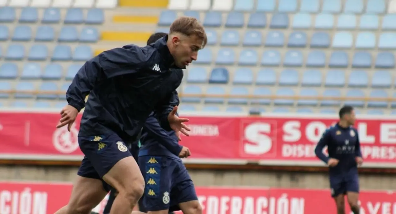 La plantilla de la Cultural y Deportiva Leonesa, durante uno de sus últimos entrenamientos en el Reino de León.