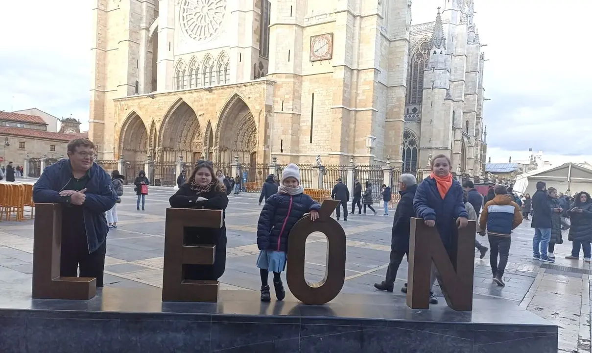 El acordeonista Arty junto a sus tres hijas.