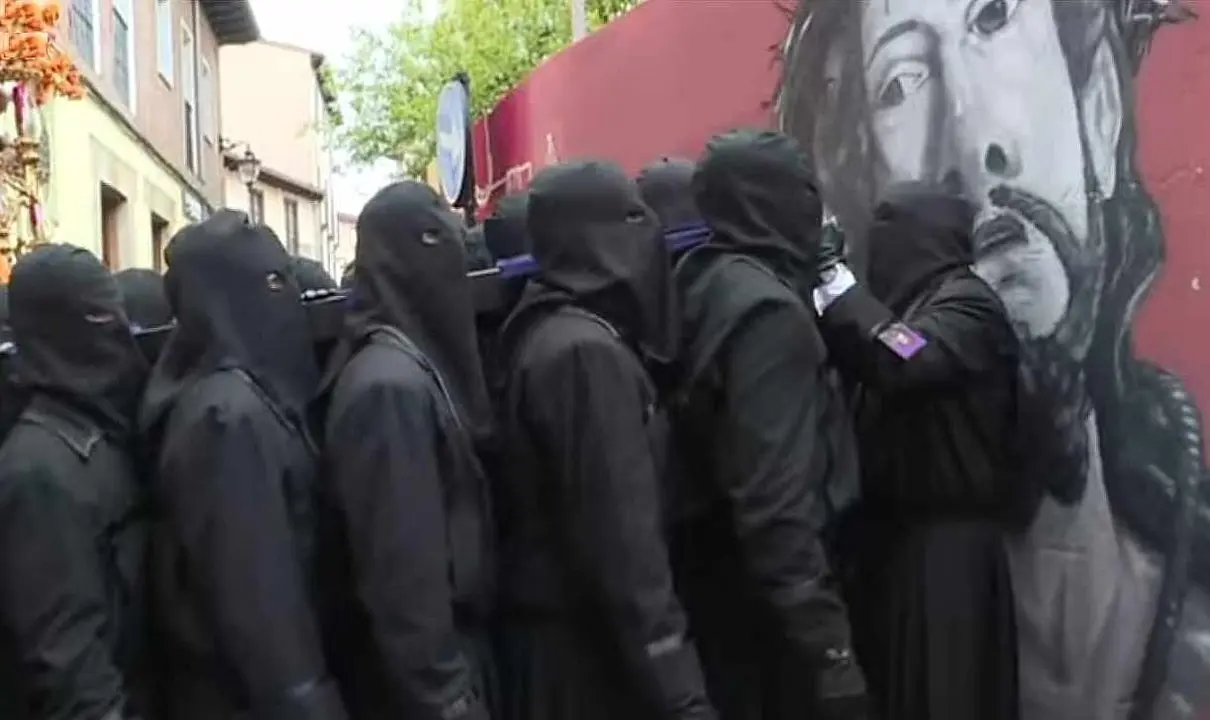 Imagen del giro casi imposible de La Dolorosa en la cuesta de las Carbajalas.