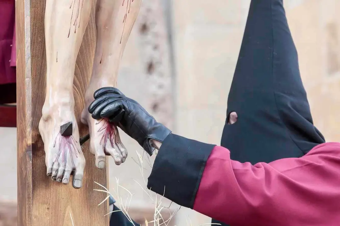 Procesión y Acto del Desenclavo de la Cofradía del Santo Cristo del Desenclavo de León.