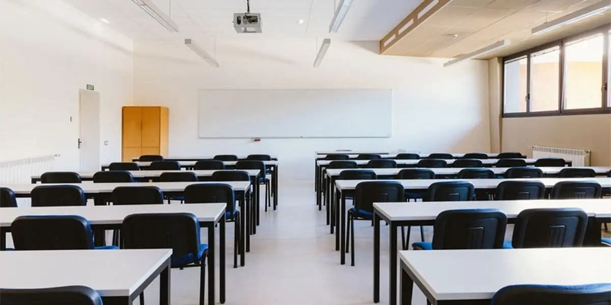 Imagen de archivo de un aula.