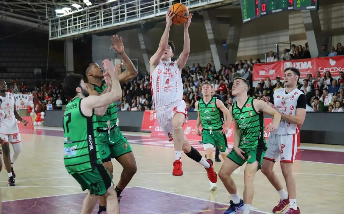 Cultural y Ponferradina se han medido en un derbi con mucha carga deportiva en el Palacio de los Deportes de León. Fotos: Isaac Llamazares