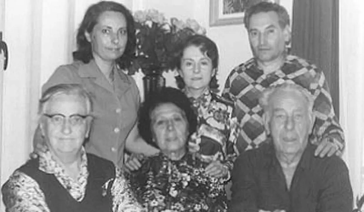 De izquierda a derecha, de pie: Colette Durruti, Joaquina Dorado y Liberto Sarrau. Sentados: Emilienne (mujer de Durruti), Rosa Durruti (hermana) y Ricardo Sanz. París, 1979.
