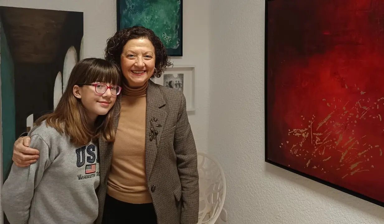 La artista leonesa Pilar López Duque y Virginia Mota Sáenz de Miera.