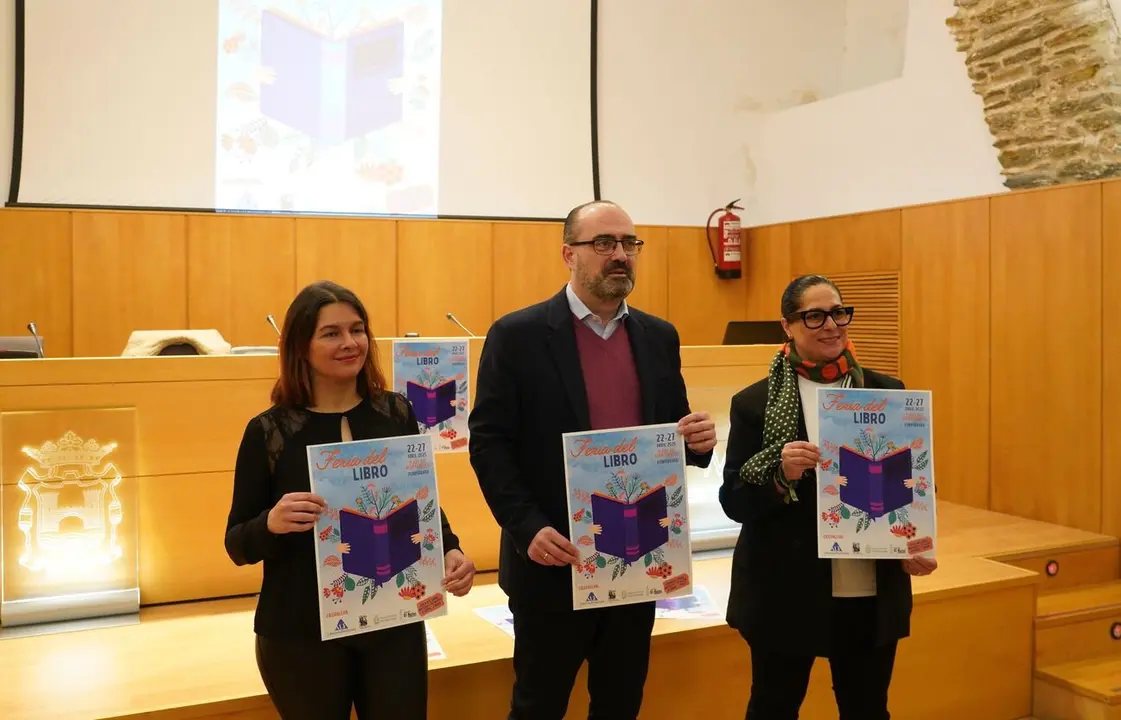 El alcalde de Ponferrada, Marco Morala, junto a la presidenta y la secretaria-tesorera de la Asociación Libreros de Ponferrada, Marta Quiñones (D), y Ana Belén Mauriz (I), durante la presentación de la Feria del Libro. Foto: César Sánchez.